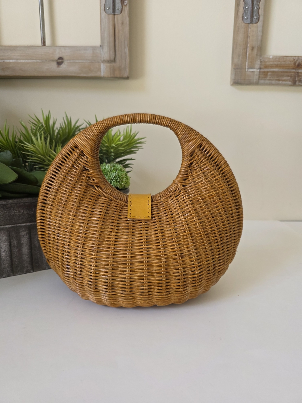 Tommy Bahama Woven Rattan Top Handle Bag Round Straw Handbag Leather Snap - Picture 3 of 9